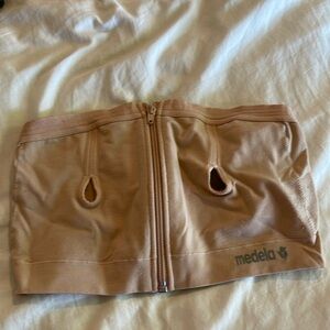 Hands free pumping bra